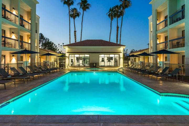 Apartamento para 2 personas, con piscina además de jardín y jacuzzi en Palm Springs