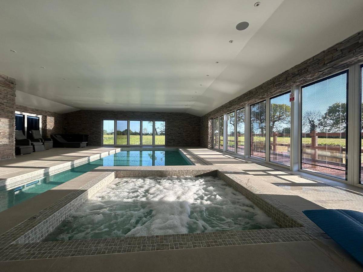 Four Bedroom House With Private Pool - Stunning countryside location with parking close to Chester City Centre in Saughall, Cheshire West and Chester
