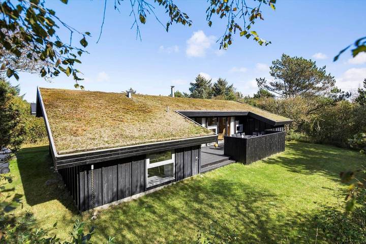 Ferieudlejning for 8 personer, med terrasse og sauna samt jacuzzi, husdyr tilladt i Slettestrand