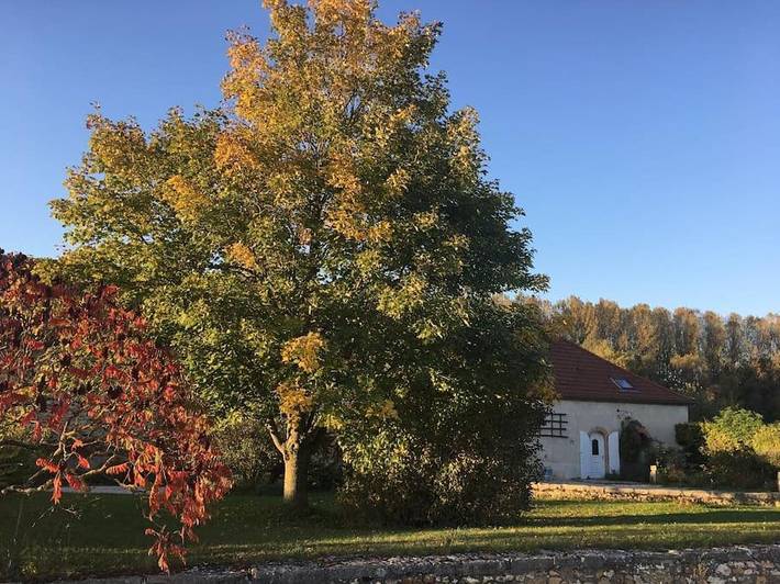 Location de vacances pour 20 personnes, avec Terrasse ainsi que Jardin et Vue à Fontaine-sur-Ay