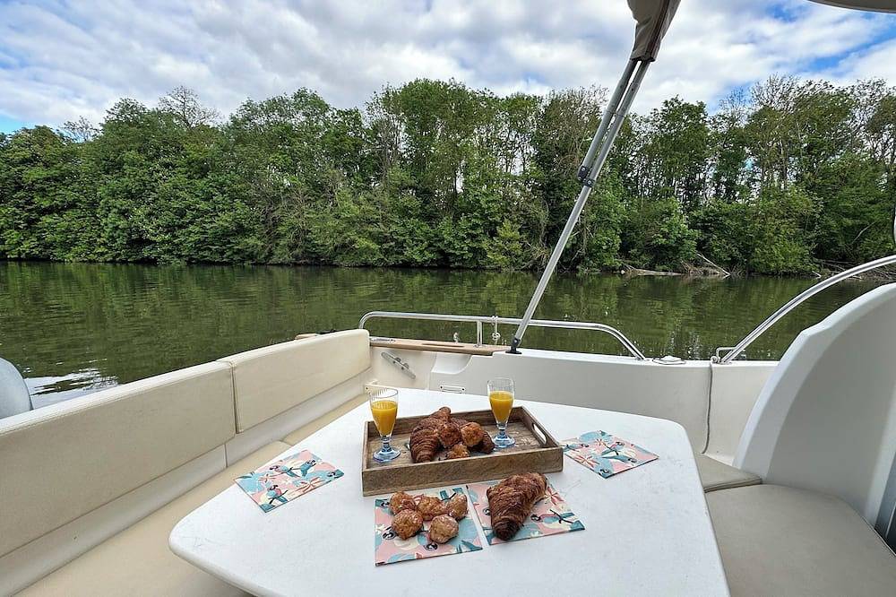 The perfect night in Port Cergy by boat! in Cergy, Valle del Oise