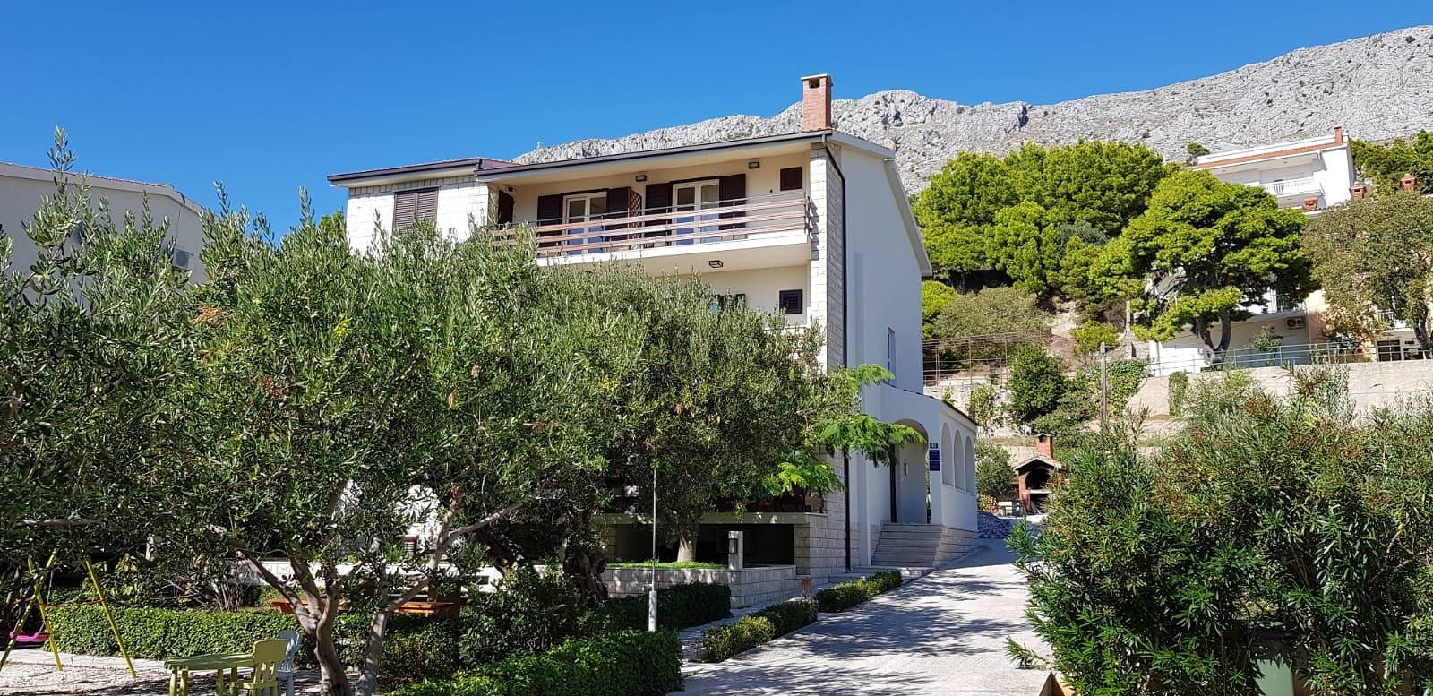 Ganze Wohnung, 2-Zimmer-Ferienwohnung mit Balkon und Meerblick Duce, Omis A-2821-a in Dugi Rat, Omis-Riviera