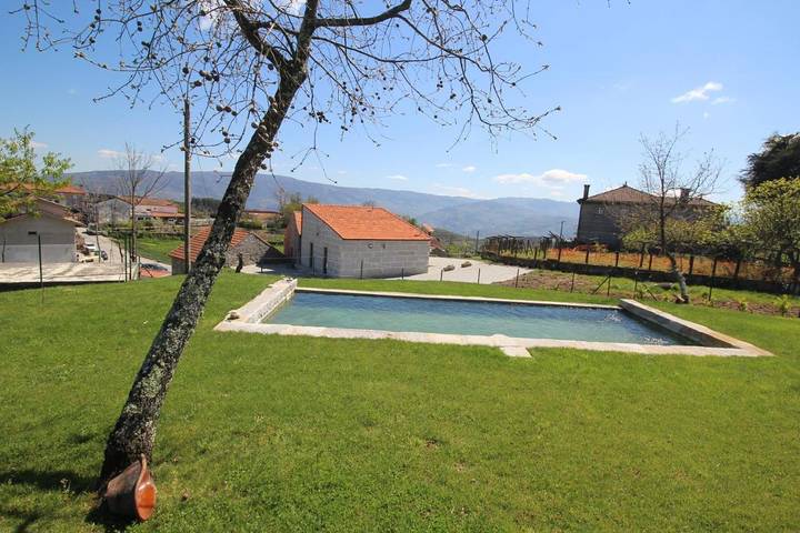Casa de férias para 4 pessoas, com vista e piscina e ainda terraço and jardim em Baião