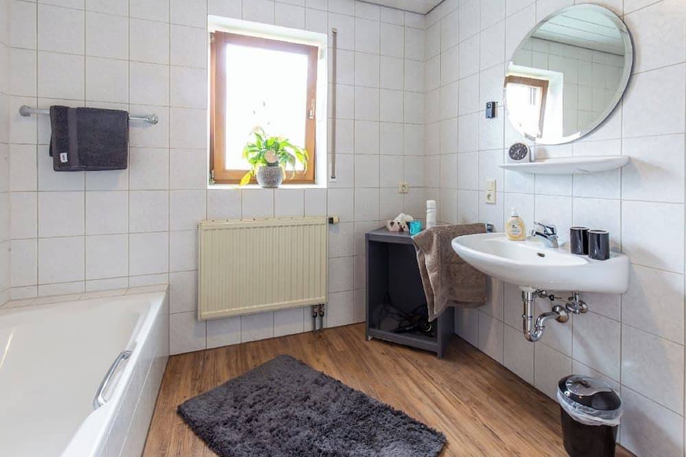 Ganze Wohnung, Gemütliche, neu renovierte Ferienwohnung (55qm) für bis zu 4 Personen in Erlabrunn, Fränkisches Weinland