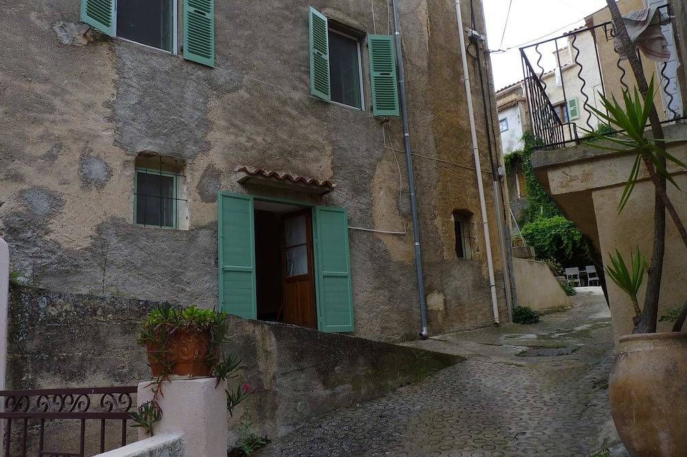 Gite rural dans maison de village traditionnel.Pour quatre personnes in Montegrosso, Région de Calvi