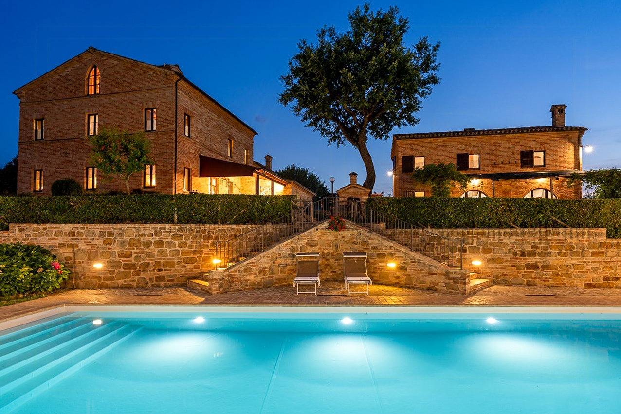Villa histórica con piscina en las colinas de Las Marcas in Sant'Angelo in Pontano, Provincia de Macerata