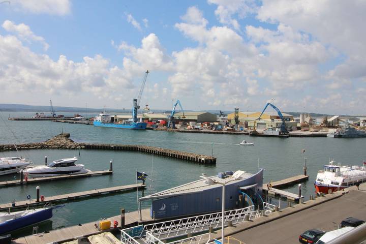 Ganze Wohnung, Les Bateaux - Views of Poole Quay from Balcony in Poole, Poole Harbour