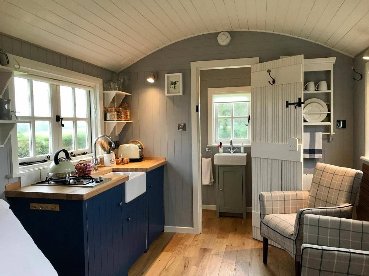 Sheelin Huts Blue, Hot-tub available From 1st April until 1st November in Ballymachugh ED, County Cavan