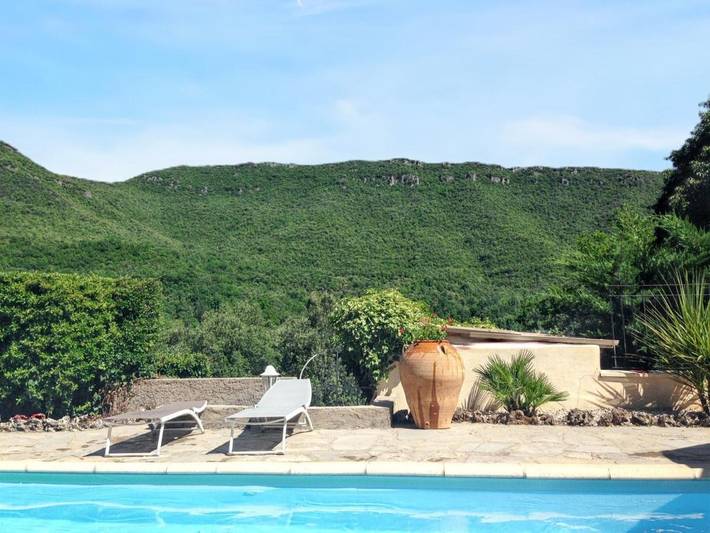 Location de vacances pour 8 personnes, avec piscine ainsi que terrasse et jardin, animaux acceptés à Saint-Julien-de-la-Nef