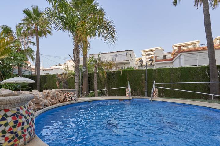 Entire apartment, Apartment "Mediterráneo El Real" with Mountain Views, Shared Pool and Wi-Fi in Los Boliches, Fuengirola