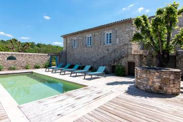 Gîte pour 10 personnes, avec jardin ainsi que piscine et terrasse à Saint-Jean-de-Maruéjols-et-Avéjan