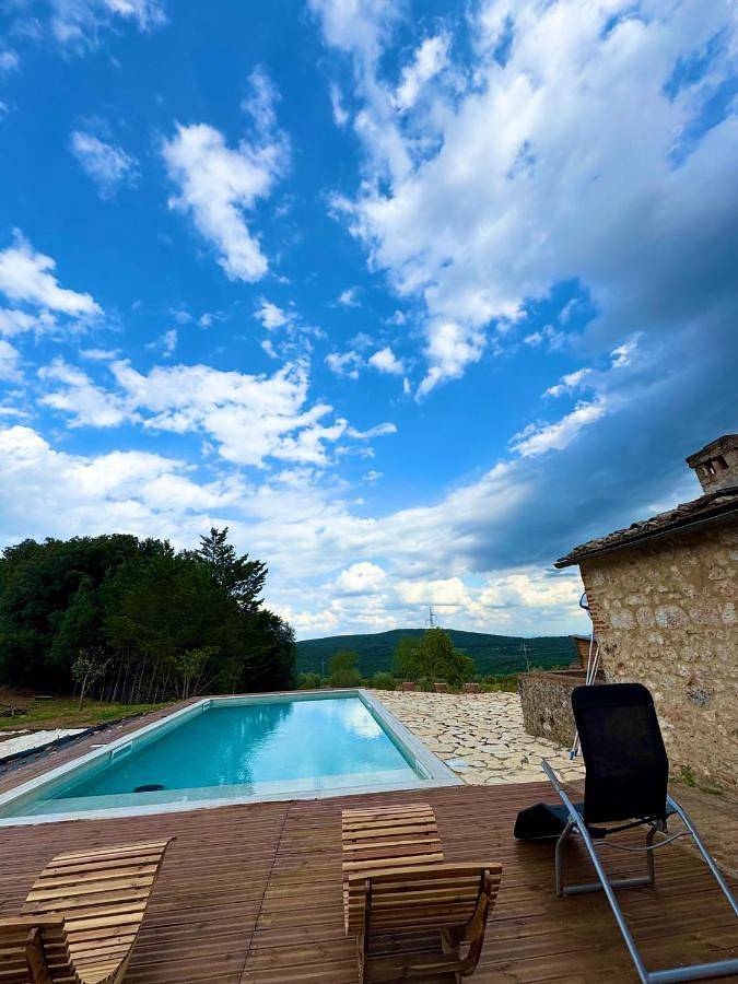 Agriturismo per 2 persone, con panorama e piscina nonché giardino, con animali domestici a Sovicille