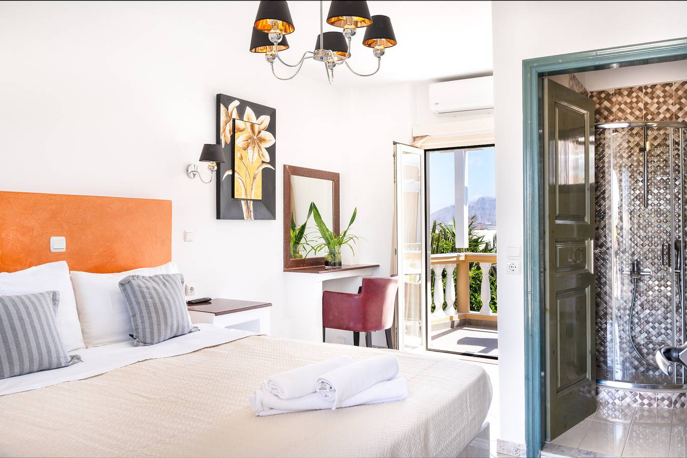 Entire studio, Studio Apartment 'Danae Villa Double Room 5' with Shared Pool, Wi-Fi and Air Conditioning in Santorini