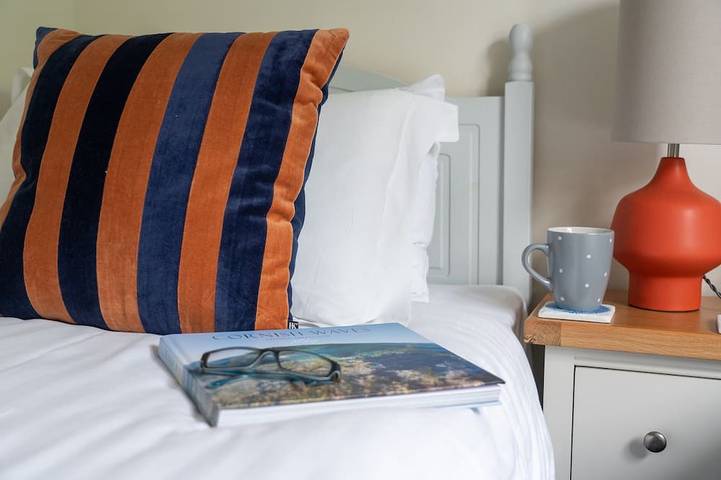 Spindrift, Padstow, peaceful, views, parking - 10min walk to harbour in Padstow, Cornouailles