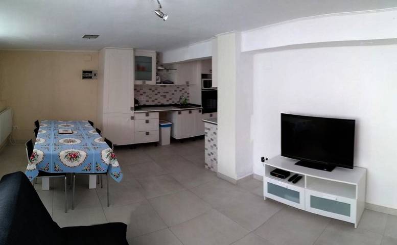 Gîte pour 8 personnes, avec terrasse dans Platja De Canyelles Petites