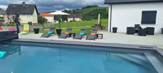 Cottage pour 4 personnes, avec jacuzzi et piscine ainsi que jardin et terrasse à Lanne-en-Barétous