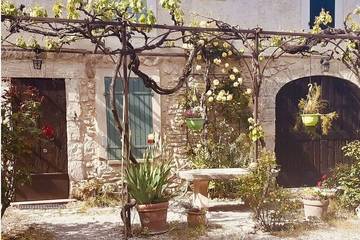 Location de vacances pour 8 personnes, avec piscine et terrasse à Sénas