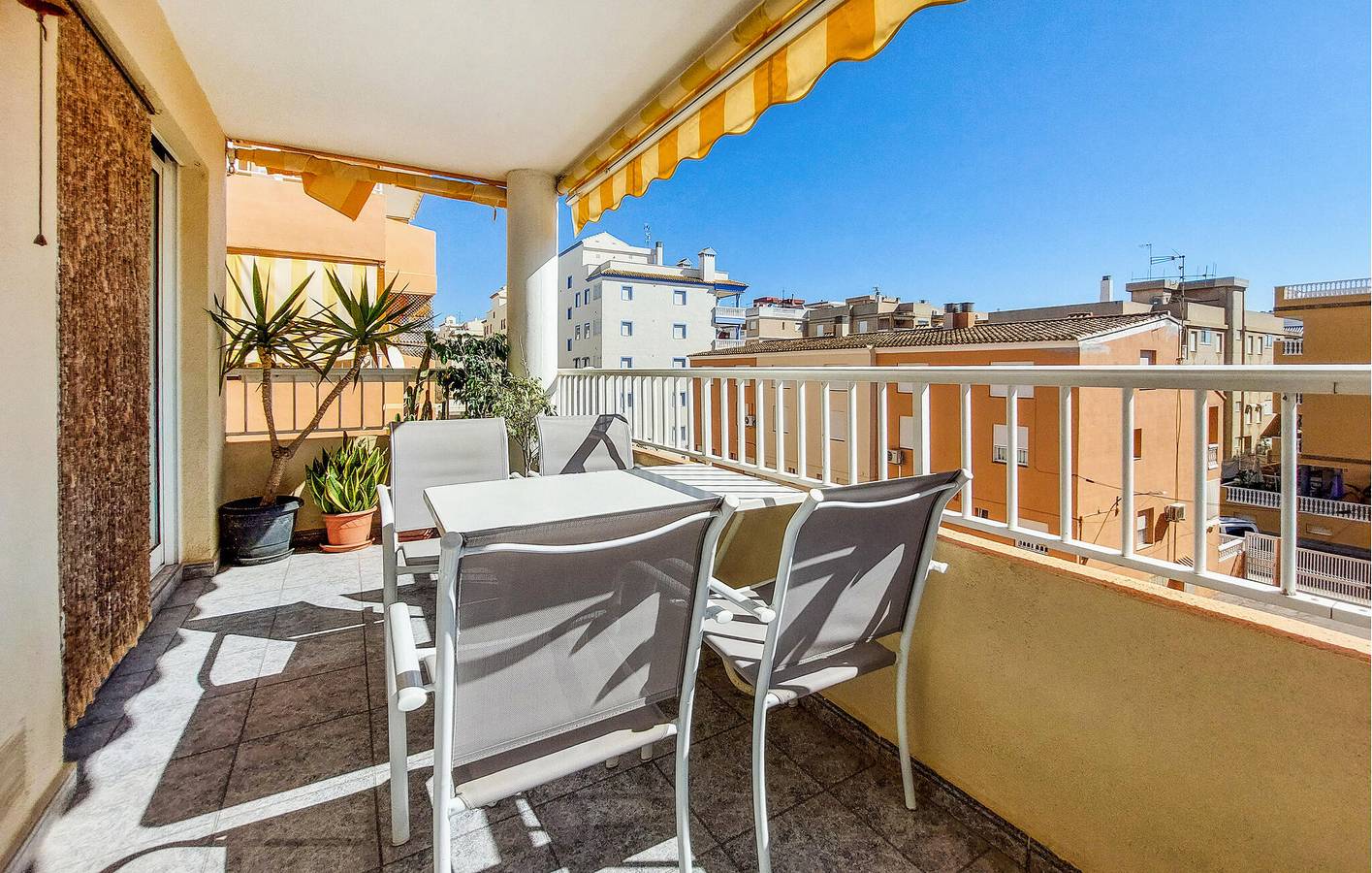 Ganze Ferienwohnung, Modernes Strandapartment mit Pool & Parkplatz - 300m zur Playa Masbó in Moncofa, Costa del Azahar