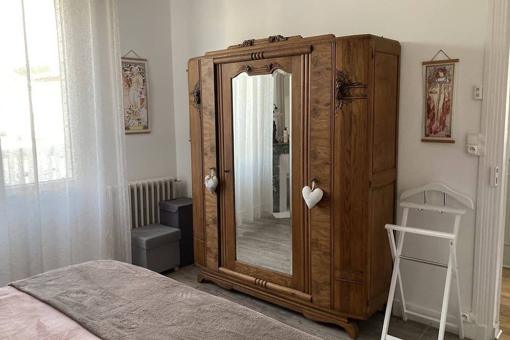 Authentic Charming 2 Bedroom House with Garden near City Center in Saujon, Côte de Beauté