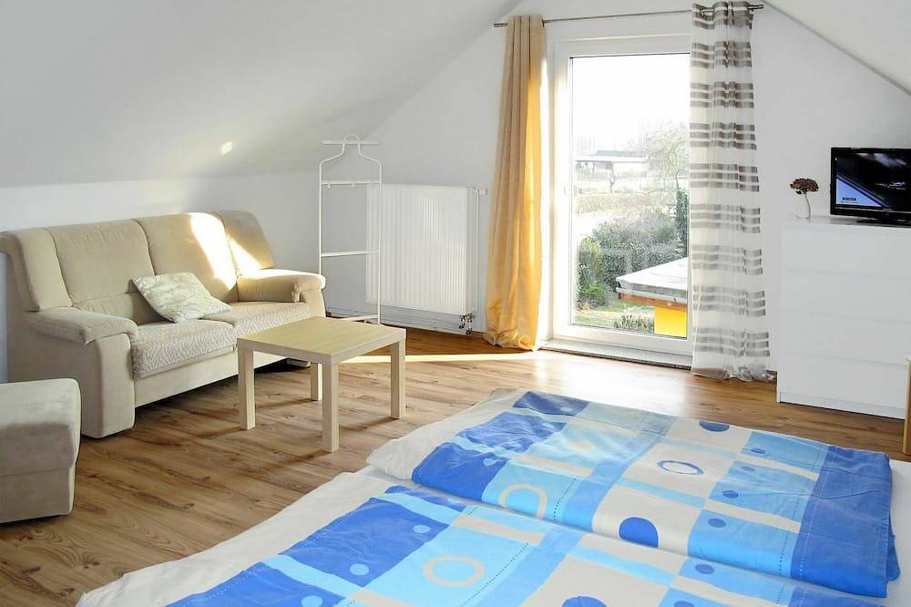 Atemberaubendes alleinstehendes Ferienhaus mit Tv, Terrasse, Haustiere erlaubt und Parkplatz in Godern, Pinnow