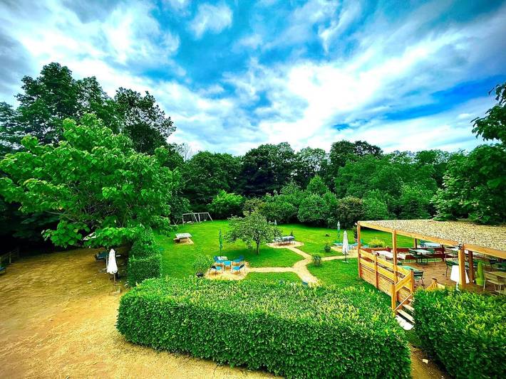 Hôtel pour 2 personnes, avec Terrasse et Jardin ainsi que Piscine et Vue à Quincié-en-Beaujolais - 2