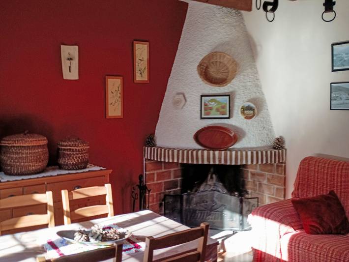 Cozy Mountain View Apt w/ Fireplace & Terrace in Los Romanes, Viñuela