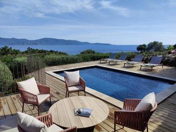 Location de vacances pour 6 personnes, avec vue ainsi que jardin et piscine dans Plage de Scodi-Neri