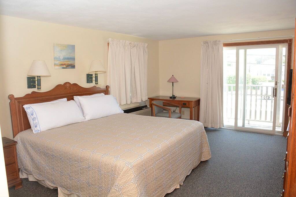 Beach Rental for 7 Guests in Newport East, Rhode Island