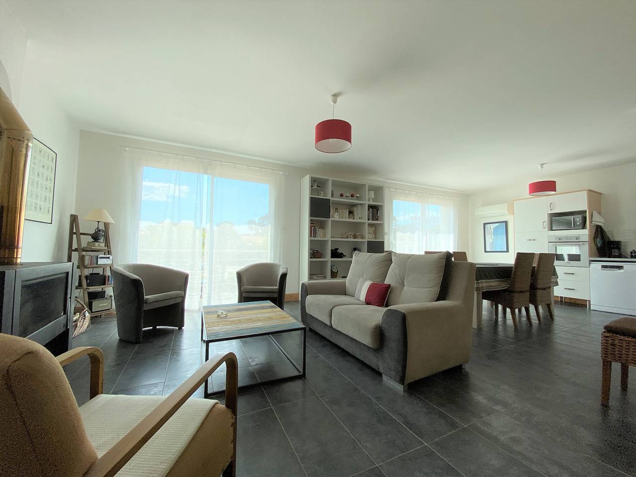Renovated Townhouse with Large Terrace & Garage in Central Saint-Palais, Beach 150m in Saint-Palais-sur-Mer, Côte de Beauté