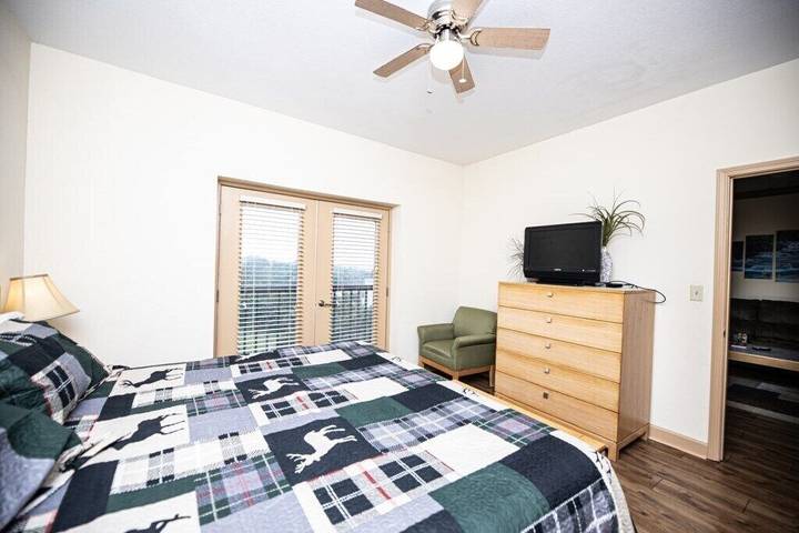 Vacation apartment for 14 people, with hot tub and yard as well as pool and balcony in Pigeon Forge