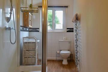 Log Cabin for 3 People in Bath, The Cotswolds, Photo 3