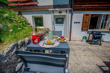 Gîte pour 2 personnes, avec vue ainsi que jardin et sauna à Leysin
