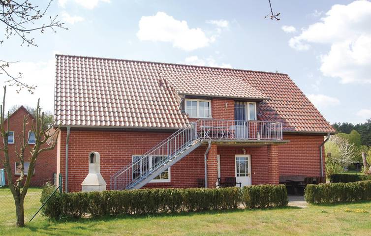 Ferienwohnung für 5 Personen, mit Terrasse und Garten in Qualzow