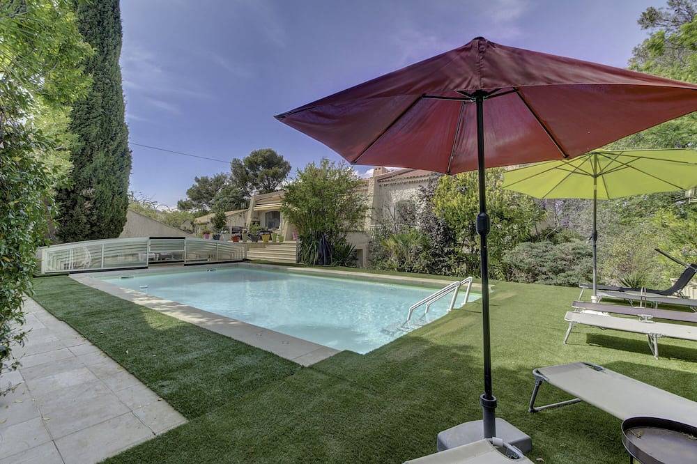 Entire apartment, Comfortable studio in villa with swimming pool in Aubagne, Marseille region