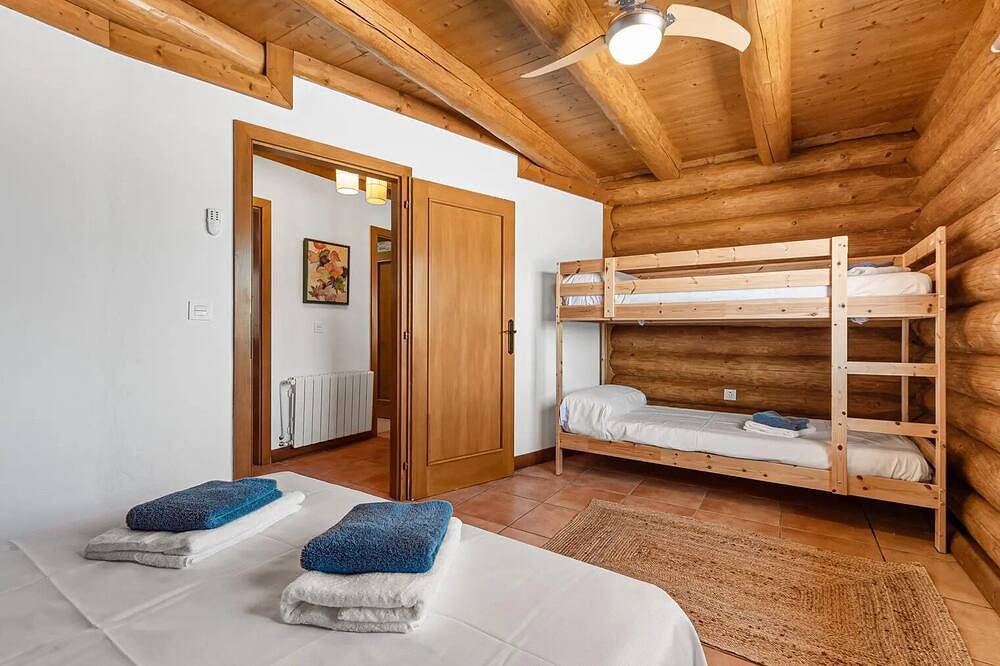 Cabaña nórdica en la Costa del Sol, disfruta del clima de Andalucia con piscina! in Casabermeja, Provincia de Málaga