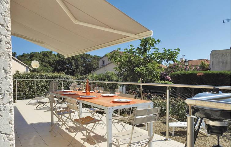 Oasis junto a la playa con piscina y terraza in Cervione, Región de Corte