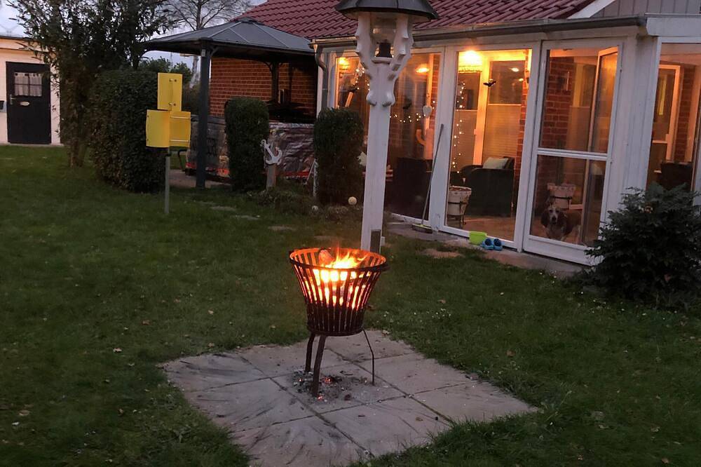 Ferienhaus mit Sauna, Garten & Whirlpool am See in Wiefelstede, Ammerland