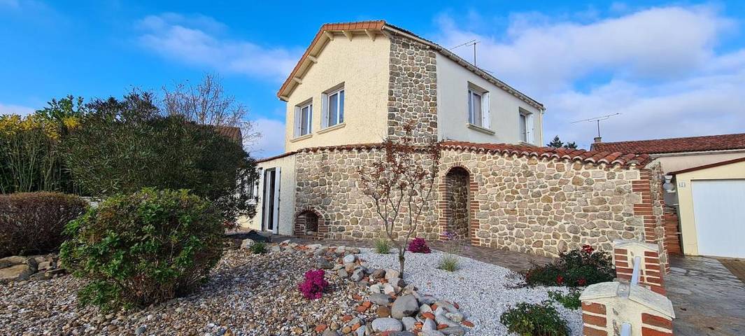 Location de vacances pour 12 personnes, avec vue et jardin à Saint-Mars-la-Réorthe