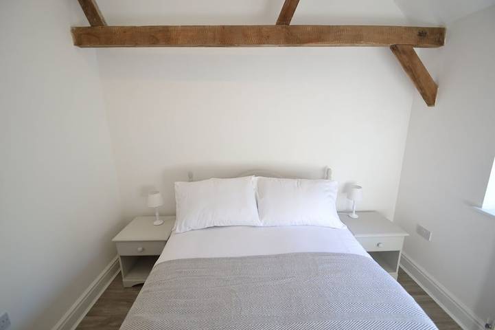 3 bed converted chapel with lake view in Shipley (West Sussex), South Downs