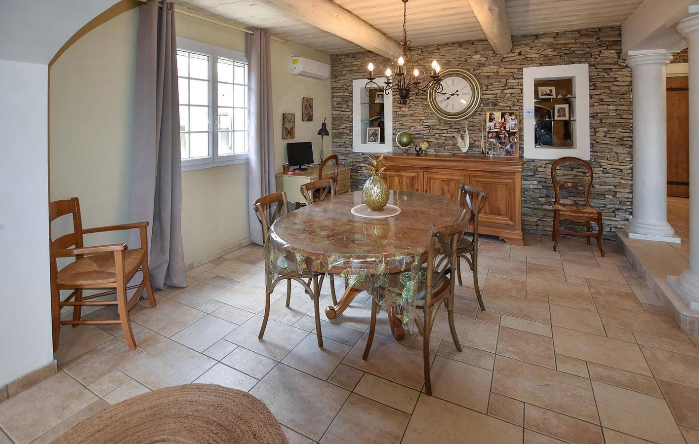 Modern Apartment with Pool & Parking, 2.5km to Althen-des-Paluds in Entraigues-sur-la-Sorgue, Vaucluse