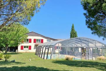Gîte pour 13 personnes, avec jardin et terrasse, animaux acceptés à Sainte-Sabine-Born