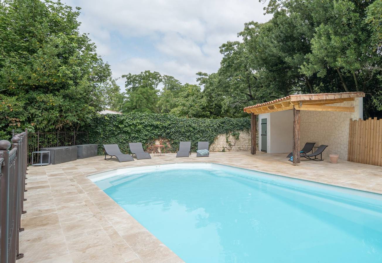 Gîte climatisé "La Pléiade", avec piscine et terrasse in Surgères, Région de Rochefort