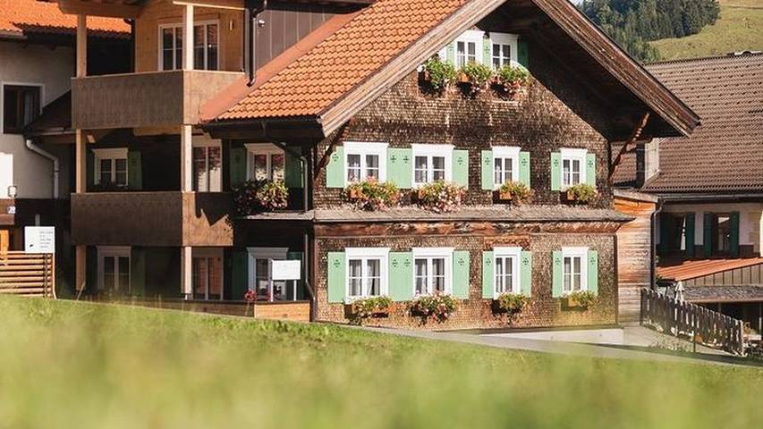 Ferienwohnung für 2 Personen, mit Balkon und Ausblick sowie Sauna, kinderfreundlich in Schattwald