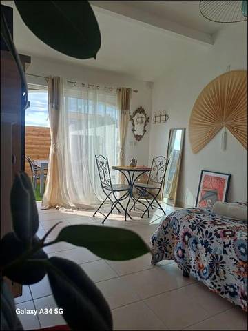 Gîte pour 2 personnes, avec piscine et jardin à Vauvert