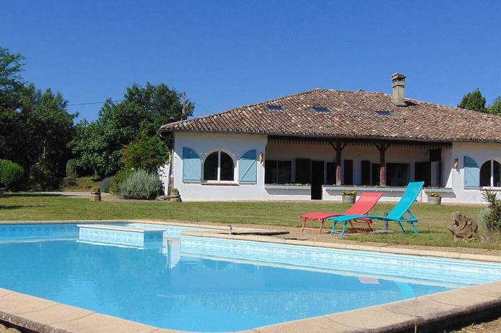 Gîte pour 6 personnes, avec jacuzzi ainsi que piscine et jardin à Génébrières