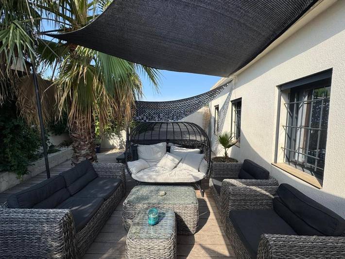 Appartement de vacances pour 4 personnes, avec terrasse et piscine ainsi que jardin et jacuzzi