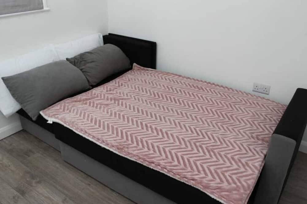 Modern 3 Bedroom House in Staines in Spelthorne, Colne Valley Park