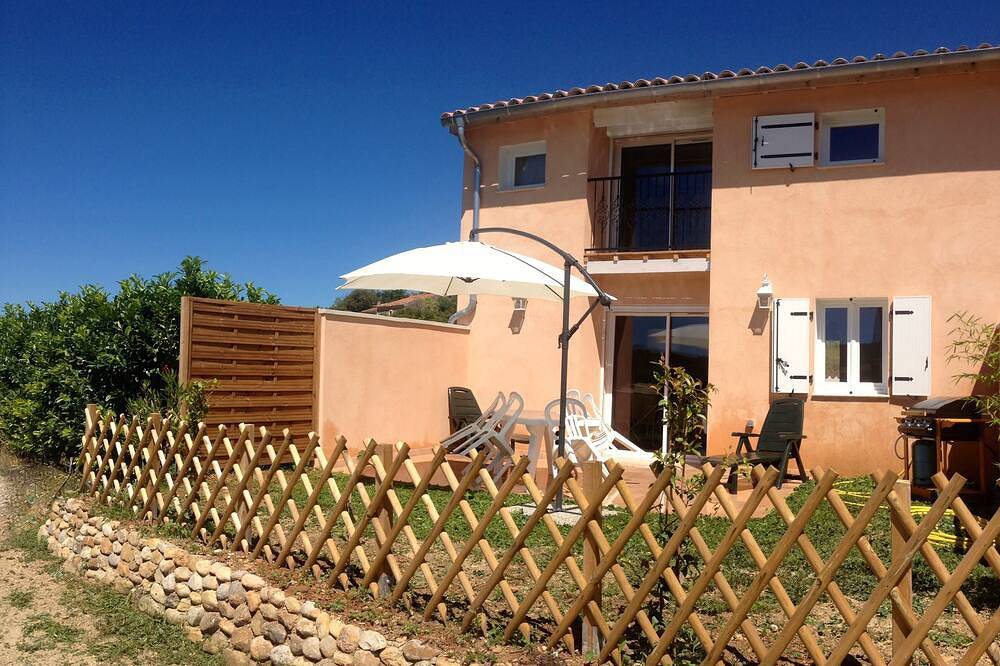 Huis met prachtig uitzicht op de Provençaalse heuvels, omgeven door drie meren in Esparron-de-Verdon, Regionaal natuurpark van de Verdon