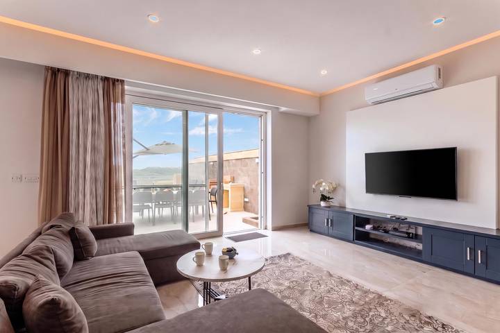 Magnifica Gozitan Villa Pool And Jacuzzi in Xaghra, Gozo