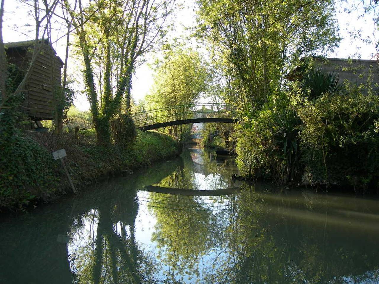 Gîte charmant au bord de l'eau avec canoës, terrasse et jardin à Damvix, au cœur du Marais Poitevin. in Damvix, Fontenay-le-Comte